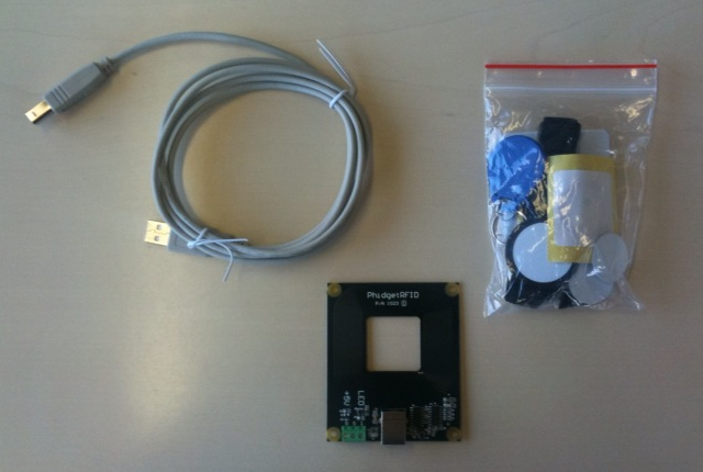 RFID-Hardware: Lesegerät mit USB-Kabel, Sammlung unterschiedlicher Tags